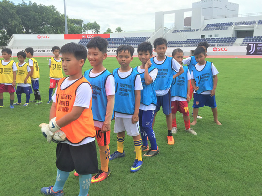 Xem buổi tuyển quân đầu tiên của Học viện bóng đá Juventus Việt Nam - Bóng Đá