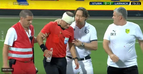 Trọng tài Europa League bị ném vỡ đầu, chảy máu bê bết - Bóng Đá