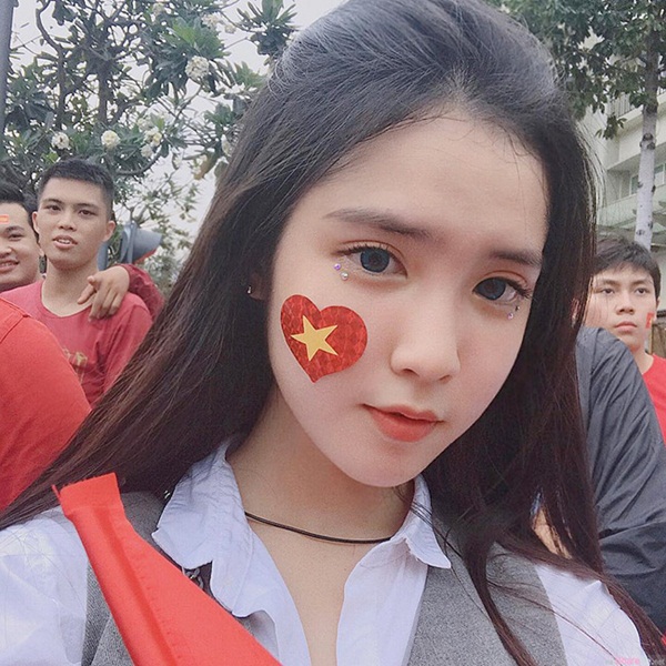 Fan girl quá xinh đẹp của U23 Việt Nam khiến dân mạng đổ rầm rầm - Bóng Đá