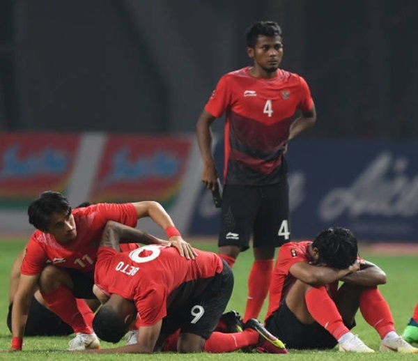 Thất bại trong loạt sút luân lưu, CĐV Indonesia quay ra đổ lỗi thủ môn - Bóng Đá