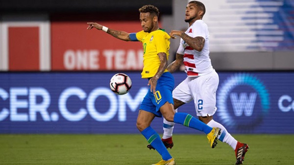Hậu vệ tuyển Mỹ nổi xung với trọng tài vì pha ăn vạ của Neymar - Bóng Đá