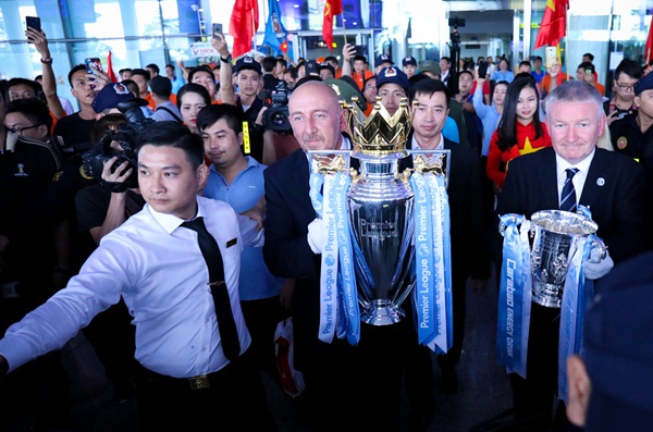 Bầu Hiển nâng cúp Ngoại hạng Anh, hẹn Man City trở lại Việt Nam - Bóng Đá