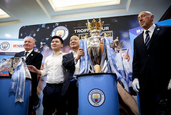 Bầu Hiển nâng cúp Ngoại hạng Anh, hẹn Man City trở lại Việt Nam - Bóng Đá