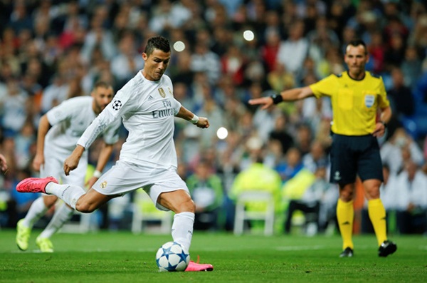 Ronaldo đá 11 m thành công nhất lịch sử Champions League - Bóng Đá