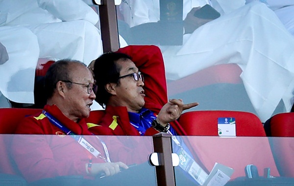 HLV Park cùng trợ lý trực tiếp xem Nhật Bản giành vé tứ kết Asian Cup - Bóng Đá
