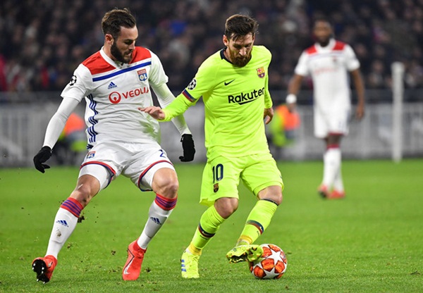 Hậu vệ Lyon: 'Kèm Messi dễ hơn Mbappe' - Bóng Đá