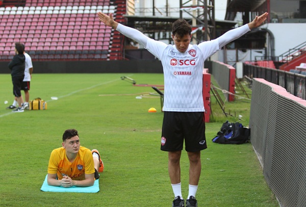 Đặng Văn Lâm phải ở ngoài sân trong buổi tập của Muangthong