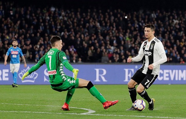 Ronaldo nổi giận với HLV Allegri trong trận thắng Napoli - Bóng Đá