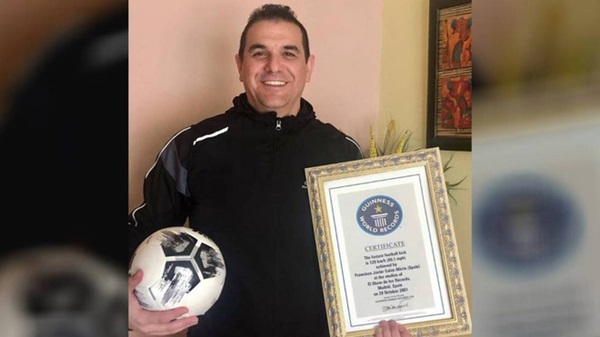 Chuyện lạ về cầu thủ sút mạnh hơn Roberto Carlos và Ronaldo