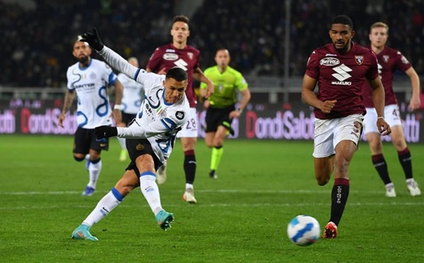 Sanchez cứu Inter ở phút 90+3 - Bóng Đá