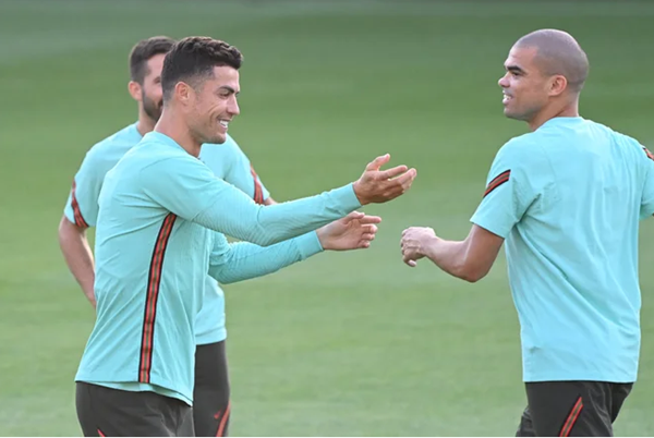 Phản ứng của Ronaldo khi Pepe trở lại - Bóng Đá