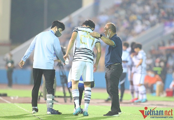 HLV Park Hang Seo có cử chỉ đẹp với cầu thủ U20 Hàn Quốc - Bóng Đá