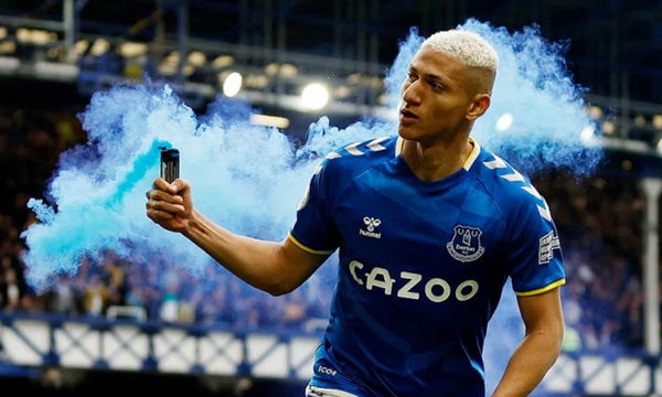 Sao Everton có nguy cơ bị cấm 3 trận vì ném pháo khói vào CĐV - Bóng Đá