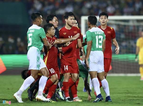 Hoàng Đức phản ứng gay gắt trước hành động xấu của U23 Indonesia - Bóng Đá