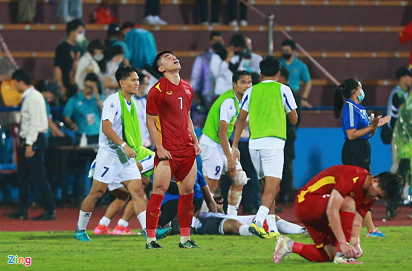 Cầu thủ Philippines năn nỉ Văn Đô bớt nóng - Bóng Đá
