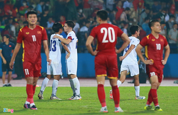 Cầu thủ Philippines năn nỉ Văn Đô bớt nóng - Bóng Đá