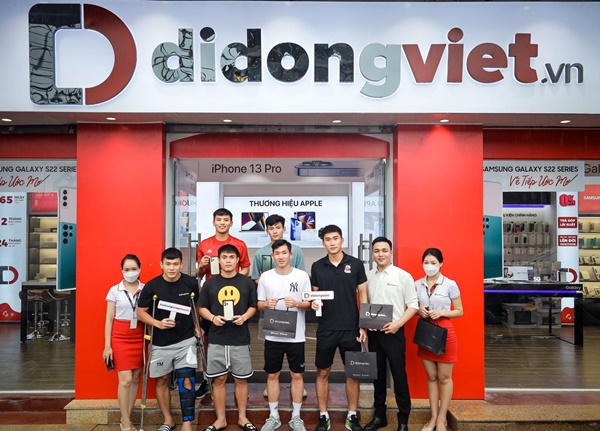 Nhâm Mạnh Dũng cùng đồng đội sở hữu iPhone 13 Pro Max tại Di Động Việt sau khi vô địch tại Sea Games 31 - Bóng Đá