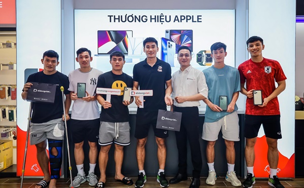 Nhâm Mạnh Dũng cùng đồng đội sở hữu iPhone 13 Pro Max tại Di Động Việt sau khi vô địch tại Sea Games 31 - Bóng Đá