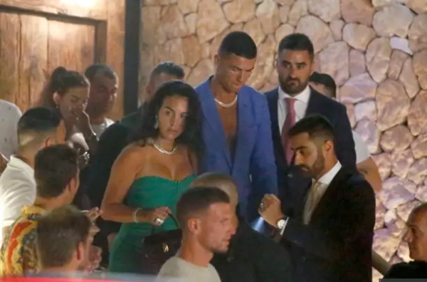 Ronaldo nhìn mê mệt bạn gái, tay trong tay không rời - Bóng Đá