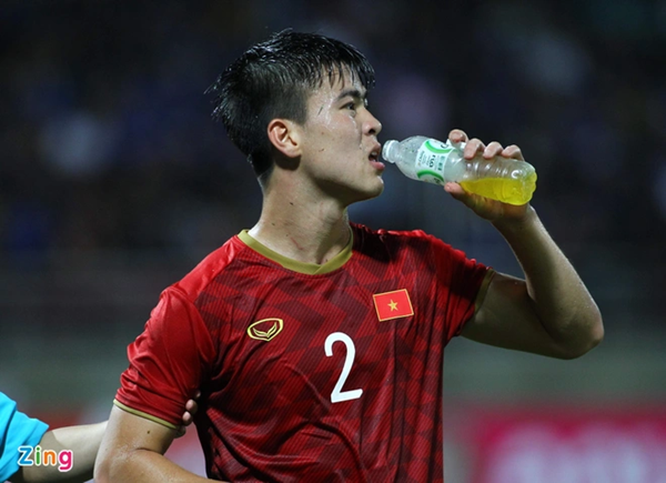 Bên trong chai nước màu vàng của đội tuyển Việt Nam | Bóng Đá
