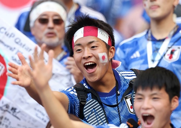 CĐV Nhật Bản ăn mừng cuồng nhiệt ngày thắng Đức - Bóng Đá