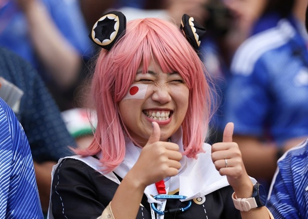 CĐV Nhật Bản ăn mừng cuồng nhiệt ngày thắng Đức - Bóng Đá