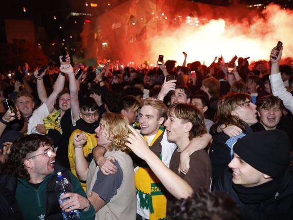 CĐV Australia đốt pháo sáng ăn mừng vượt qua vòng bảng World Cup - Bóng Đá
