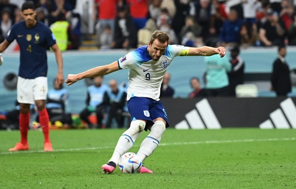 Cận cảnh quả penalty hỏng ăn của Harry Kane khiến tuyển Anh thua Pháp - Bóng Đá