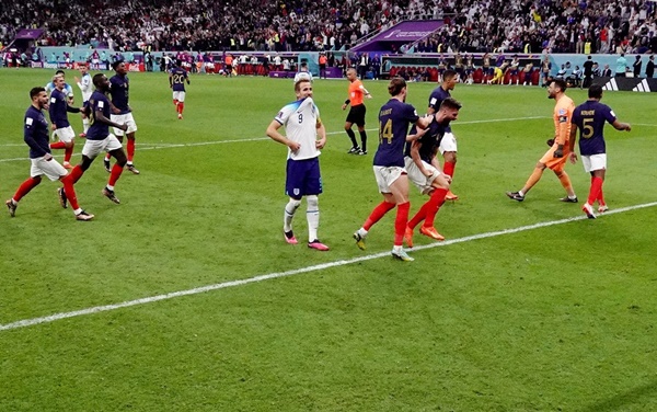 Cận cảnh quả penalty hỏng ăn của Harry Kane khiến tuyển Anh thua Pháp - Bóng Đá