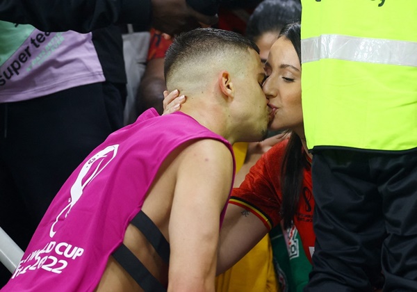 Những màn 'khóa môi' ngọt ngào trên khán đài World Cup 2022 - Bóng Đá