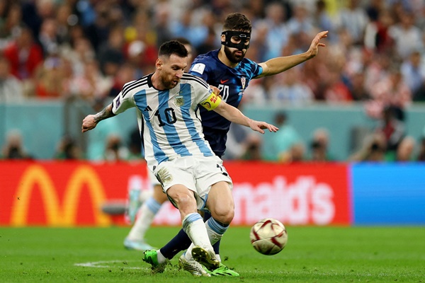 Gvardiol, trung vệ hay nhất World Cup 2022, bất lực khi kèm Messi.