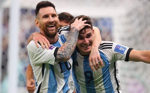 Messi chờ nâng cúp vô địch thế giới.