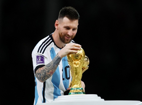 Đội tuyển Argentina đã vô địch World Cup 2022 và Messi đã cùng đồng đội ăn mừng thành công này. Hình ảnh này thế hiện niềm hận thù chiến thắng và sự đoàn kết của đội bóng. Hãy xem và cảm nhận cùng chúng tôi.