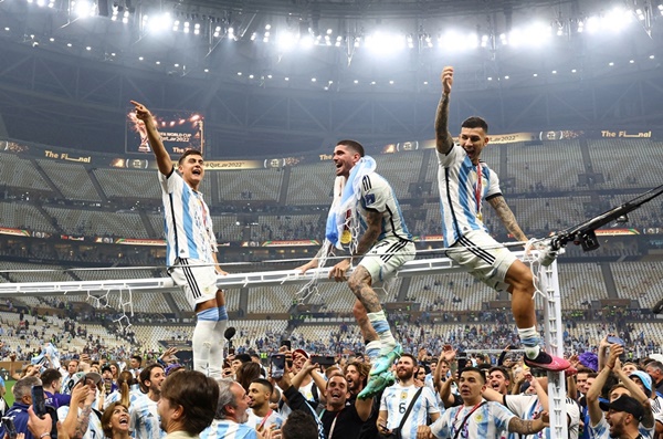 Muôn kiểu ăn mừng Messi lần đầu tiên vô địch World Cup - Bóng Đá
