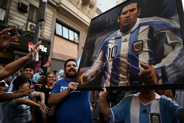 Muôn kiểu ăn mừng Messi lần đầu tiên vô địch World Cup - Bóng Đá