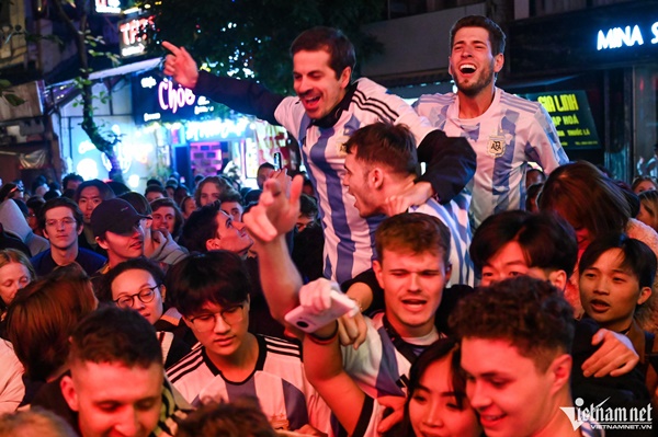 'Rừng' người nghẹt thở vì trận chung kết World Cup căng thẳng trên vỉa hè Hà Nội - Bóng Đá