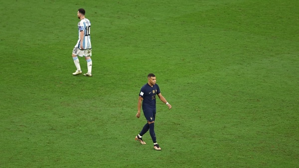 Pháp thua nhưng Mbappe thoát khỏi cái bóng Messi - Bóng Đá