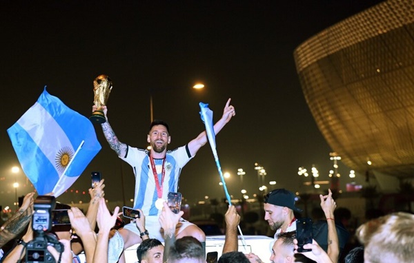 Messi diễu hành ăn mừng trên xe buýt mui trần - Bóng Đá