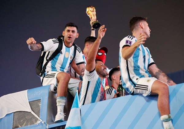 Messi diễu hành ăn mừng trên xe buýt mui trần - Bóng Đá