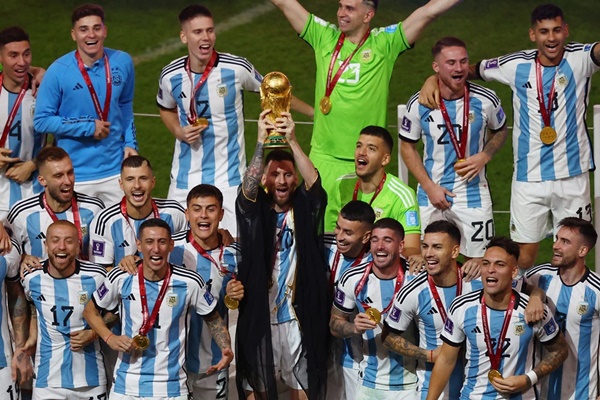 Messi ngất ngây trên đỉnh vinh quang với cúp vàng Thế giới - Bóng Đá