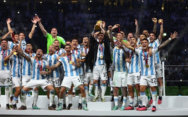 Messi ngất ngây trên đỉnh vinh quang với cúp vàng Thế giới - Bóng Đá