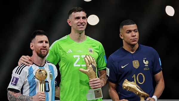 Trung vệ Pháp nổi giận khi Mbappe bị Martinez chế nhạo