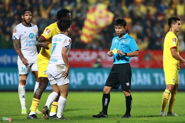 Hồng Duy ăn vạ kiếm penalty bất thành trước HAGL - Bóng Đá