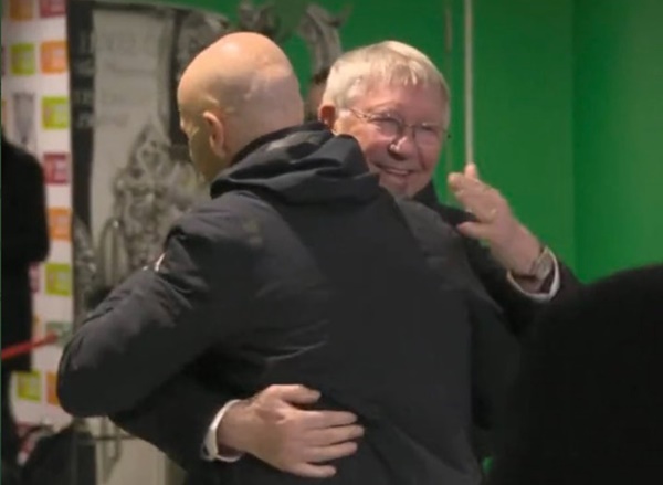 Sir Alex ôm Ten Hag sau chung kết Carabao Cup.