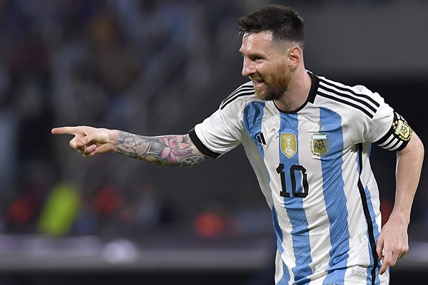 Messi vượt mốc 100 bàn cho Argentina: Người viết sử bóng đá - Bóng Đá