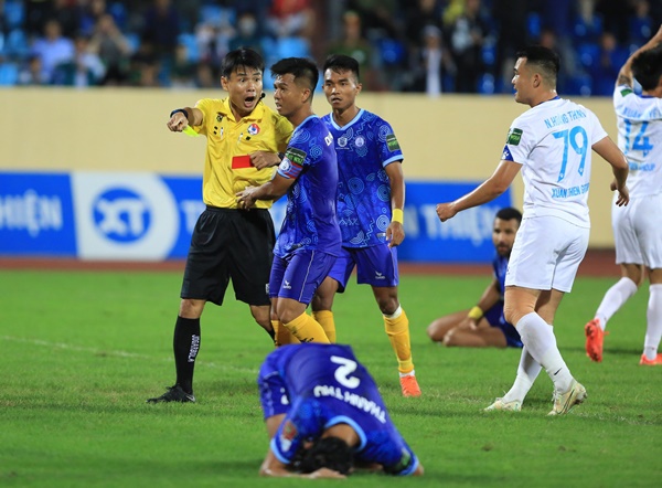 V-League lại nóng chuyện trọng tài: Con hư tại mẹ? - Bóng Đá