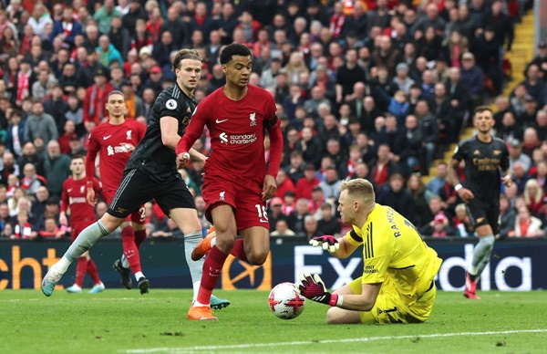 Những pha cứu thua của Ramsdale giúp Arsenal vẫn nuôi hy vọng vô địch Premier League.