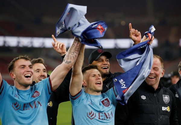 Cuộc đua thăng hạng Premier League 2023/24 diễn ra kịch tính