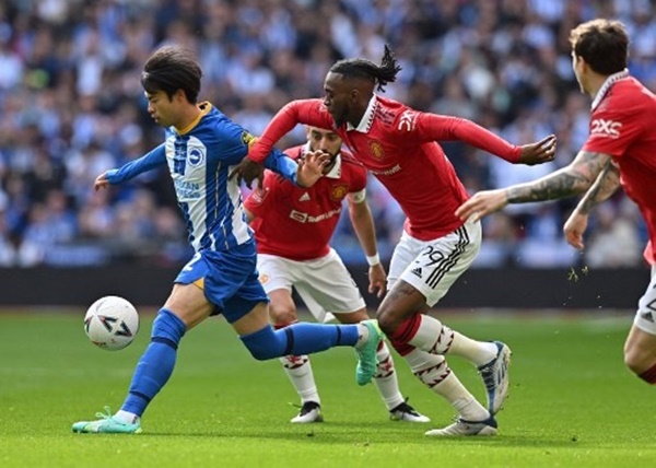 Wan-Bissaka làm lu mờ Mitoma