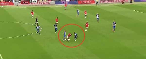 Wan-Bissaka trong tình huống vượt qua người.